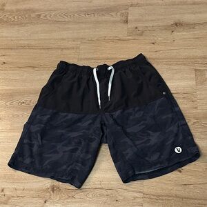 Vuori shorts size small